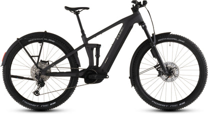Das CUBE Cube Stereo Hybrid ONE44 EXC 800 FE irongrey'n'chrome 2026 ist ein mattschwarzes Elektro-Mountainbike mit dicken Stollenreifen, Bosch CX-Motor, integriertem Akku, Federung vorne und hinten, Scheibenbremsen und einem stabilen Seitenprofilrahmen.