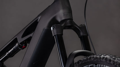 Nahaufnahme der CUBE Stereo Hybrid ONE44 HPC Race 800 blackline 2026 Federgabel, des High Performance Carbon Steuerrohrs, der Gabelstandrohre und eines Teils des Vorderradreifens vor einem neutralen Hintergrund.