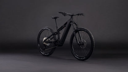Das CUBE Stereo Hybrid ONE44 HPC Race 800 blackline 2026 Elektro-Mountainbike mit robustem Carbonrahmen und breiten Reifen wird auf einem dunklen, nahtlosen Hintergrund präsentiert, der sein schlankes Design und seine leistungsstarke Bauweise unterstreicht.