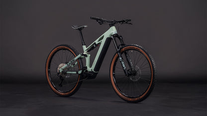 Das CUBE Stereo Hybrid ONE44 HPC Race 800 in driedherbs'n'black (2026) ist ein modernes Mountainbike mit breiten Stollenreifen, Vorderradfederung und einem leistungsstarken Bosch CX-Motor auf dunklem Grund.