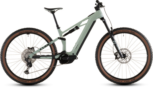 Das Cube Stereo Hybrid ONE44 HPC Race 800 driedherbs'n'black 2026 ist ein hellgrünes, vollgefedertes Elektro-Mountainbike mit schwarzer und brauner Bereifung, schwarzem Sattel, Bosch CX Motor an den Pedalen und dem Schriftzug CUBE" auf dem Hochleistungs-Carbonrahmen.