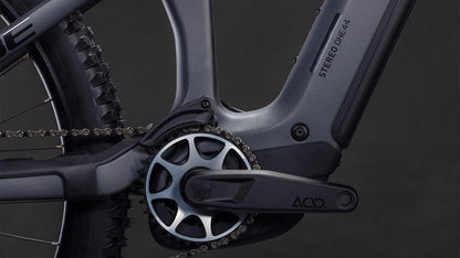 Nahaufnahme der CUBE Stereo Hybrid ONE44 HPC SLX 800 slabgrey'n'orange 2026 Kurbelgarnitur und Kette, mit Shimano XT Schaltung und Bosch CX Motor auf dem schlanken Rahmen mit STEREO ONE44 und ACID Aufschriften vor einem dunklen Hintergrund.
