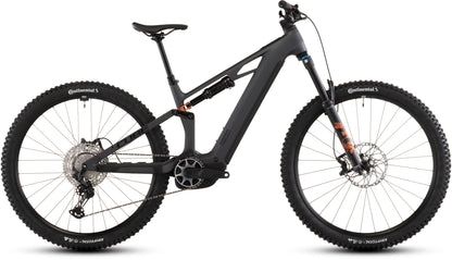 Das CUBE Stereo Hybrid ONE44 HPC SLX 800 slabgrey'n'orange 2026, ein vollgefedertes Elektro-Mountainbike mit Bosch CX Motor, Shimano XT Schaltung, Zentralakku und Dämpfern vorne/hinten, wird von der Seite auf weißem Hintergrund gezeigt.
