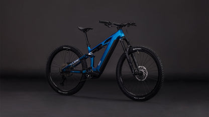 Das CUBE Stereo Hybrid ONE44 HPC SLX 800 nebula'n'white 2026 E-Bike verfügt über dicke Reifen, Scheibenbremsen, einen modernen Rahmen und einen leistungsstarken Bosch CX-Motor, der vor einem dunklen, neutralen Hintergrund steht.