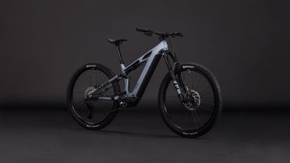 Das CUBE Stereo Hybrid ONE44 HPC SLX Evo 800 (slategrey'n'black, 2026) ist ein modernes vollgefedertes E-MTB mit dicken Reifen, einem Bosch CX-Motor und einem mattgrauen und schwarzen Rahmen - präsentiert vor einem dramatischen dunklen Studiohintergrund.