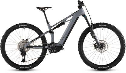 Das CUBE Stereo Hybrid ONE44 HPC SLX Evo 800 (2026) in slategrey'n'black verfügt über eine Vorder- und Hinterradfederung, dicke Profilreifen, Scheibenbremsen, einen Bosch CX-Motor an den Pedalen und eine elektronische Shimano XT Di2-Schaltung für sanfte Gangwechsel.