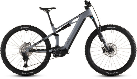 Das CUBE Stereo Hybrid ONE44 HPC SLX Evo 800 (2026) in slategrey'n'black verfügt über eine Vorder- und Hinterradfederung, dicke Profilreifen, Scheibenbremsen, einen Bosch CX-Motor an den Pedalen und eine elektronische Shimano XT Di2-Schaltung für sanfte Gangwechsel.