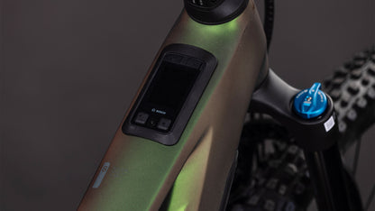 Nahaufnahme des Oberrohrs des CUBE Stereo Hybrid ONE44 HPC SLX Evo 800 stellar'n'grey 2026 mit integriertem Bosch-Display, grüner Metallic-Lackierung und Teilen des Shimano XT Di2-Antriebs sowie der Federgabel.