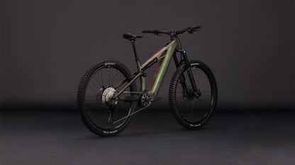 Das CUBE Stereo Hybrid ONE44 HPC SLX Evo 800 stellar'n'grey 2026 hebt sich mit einem metallisch schimmernden Rahmen und schwarzen Details von einem dunklen Hintergrund ab. Bosch CX Motor, robuste Reifen und kantiges Design unterstreichen die Eigenschaften dieses modernen E-MTBs.
