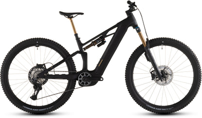 Ein CUBE Stereo Hybrid ONE44 HPC AT 800 carbon'n'gold 2026 vollgefedertes E-Mountainbike mit dicken Stollenreifen und einem robusten Rahmen mit Dämpfern vorne und hinten, seitlich vor einem weißen Hintergrund.