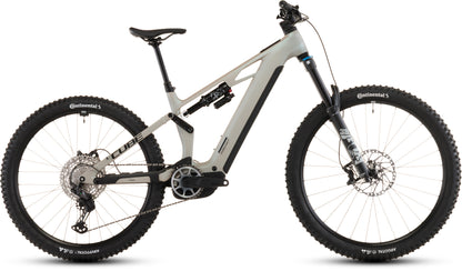 Das CUBE Stereo Hybrid ONE77 HPC SLX 800 glintsand'n'black 2026 ist ein modernes vollgefedertes E-MTB mit dicken Reifen, Bosch CX-Motor, Scheibenbremsen, Zentralbatterie und Fox-Federung, abgebildet in der Seitenansicht in Hellgrau/Schwarz auf weißem Grund.