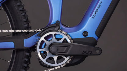 Nahaufnahme eines blauen CUBE Stereo Hybrid ONE77 HPC SLX 800 Rahmens mit Bosch CX Motor, ACID Kurbelarm, Kettenblatt, Hinterradreifen und Modellbezeichnung.