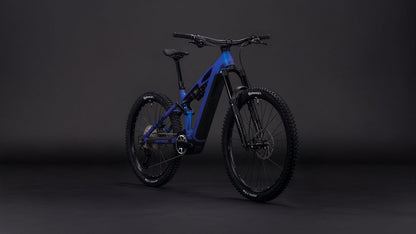 Das CUBE Stereo Hybrid ONE77 HPC SLX 800 in blueiris'n'black 2026 ist mit dicken Off-Road-Reifen, einem robusten Rahmen, einer fortschrittlichen Federung und einem Bosch CX-Motor vor einem dunklen, minimalistischen Hintergrund ausgestattet - ideal für raues Terrain.