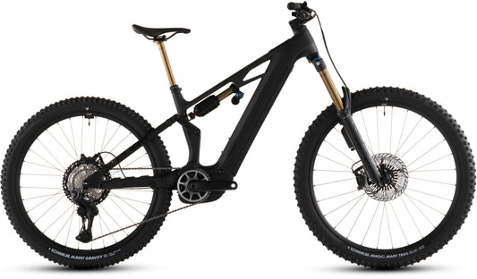 Ein CUBE Stereo Hybrid ONE77 HPC AT 800 carbon'n'gold 2026 vollgefedertes E-Mountainbike in schwarz mit goldener Vorderradgabel, Bosch CX-Motor, Shimano XT Di2, hinterem Stoßdämpfer und Stollenreifen im Profil auf weißem Hintergrund.