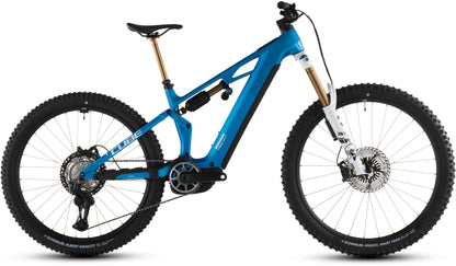 Das CUBE Stereo Hybrid ONE77 HPC AT 800 actionteam 2026 ist ein blau-schwarzes, vollgefedertes E-Mountainbike mit dickem Rahmen, Bosch CX-Motor, breiten Stollenreifen, Scheibenbremsen und Vorderradfederung, in der Seitenansicht auf weißem Grund.