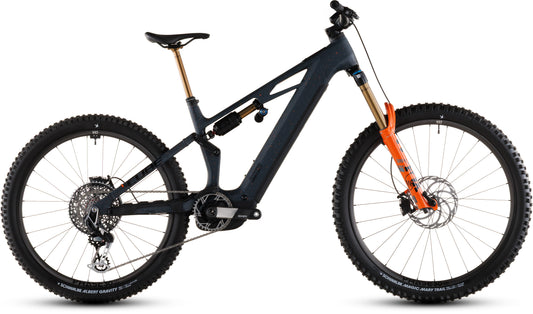 Das CUBE Stereo Hybrid ONE77 HPC SLT 800 galaxy'n'orange 2026 Elektro-Mountainbike verfügt über eine Vollfederung, dicke Stollenreifen, einen Bosch CX-R Motor, eine goldene Vordergabel und einen sichtbaren Akku am Rahmen, der seitlich vor einem weißen Hintergrund abgebildet ist.