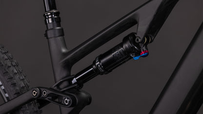 Nahaufnahme des CUBE AMS Hybrid ONE44 C:62 Pro 400X blackline 2026 Mountainbike-Rahmens mit dem hinteren Federbein und dem Gestänge vor einem dunklen Hintergrund.