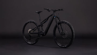 Das CUBE AMS Hybrid ONE44 C:62 Pro 400X blackline 2026 Mountainbike verfügt über einen robusten Carbonrahmen, dicke Reifen und einen Bosch SX Antrieb, der vor einem dunklen Hintergrund präsentiert wird, um das elegante schwarze Design und die fortschrittlichen Komponenten zu betonen.