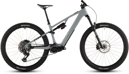 Das CUBE AMS Hybrid ONE44 C:62 Race 400X in reedbeige'n'black (2026) zeichnet sich durch ein modernes Vollfederungsdesign, einen matten C:62 Carbonrahmen, große Stollenreifen, Scheibenbremsen und einen schwarzen Sattel aus, hier im Profil vor weißem Hintergrund.