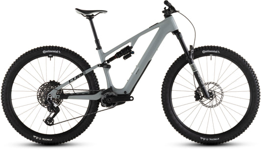 Das CUBE AMS Hybrid ONE44 C:62 Race 400X in reedbeige'n'black (2026) zeichnet sich durch ein modernes Vollfederungsdesign, einen matten C:62 Carbonrahmen, große Stollenreifen, Scheibenbremsen und einen schwarzen Sattel aus, hier im Profil vor weißem Hintergrund.