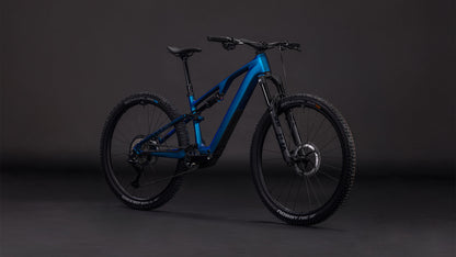 Das CUBE AMS Hybrid ONE44 C:68X SLX 400X nebula'n'black 2026, ein modernes, blau-schwarzes, vollgefedertes Mountainbike mit dicken Reifen, Scheibenbremsen und einem stabilen C:68X Carbonrahmen, steht vor einem dunklen, leicht nach rechts geneigten Hintergrund.