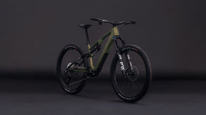 Das CUBE AMS Hybrid ONE44 C:68X TM 400X reedgreen'n'matrix 2026, ein mattgrünes, vollgefedertes Mountainbike mit Fox Fahrwerk und schwarzen Komponenten, ist vor einem dunklen Hintergrund abgebildet, der die dicken Reifen und den stabilen Rahmen hervorhebt.