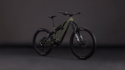 Ein mattes, schilfgrünes Cube AMS Hybrid 177 C:62 TM 600X E-Mountainbike von CUBE steht vor einem dunklen Hintergrund und ist mit großen Stollenreifen, einer Fox-Federgabel, Scheibenbremsen und einem leistungsstarken Bosch CX-Motor ausgestattet.