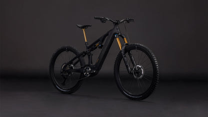 Das CUBE AMS Hybrid 177 C:62 AT 600X carbon'n'gold 2026 ist ein modernes, schwarzes Mountainbike mit Bosch CX-R Motor, Vorder- und Hinterradaufhängung, Stollenreifen und goldenen Gabelakzenten, dargestellt vor einem dunklen, nahtlosen Hintergrund.