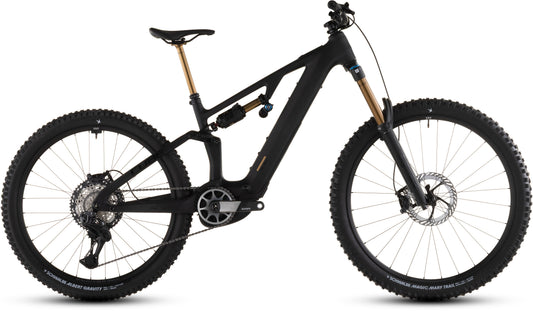 Ein CUBE AMS Hybrid 177 C:62 AT 600X carbon'n'gold 2026 vollgefedertes e-MTB mit dicken Noppenreifen, Scheibenbremsen, Bosch CX-R Motor und einer goldenen Vordergabel wird von der Seite auf weißem Hintergrund gezeigt.