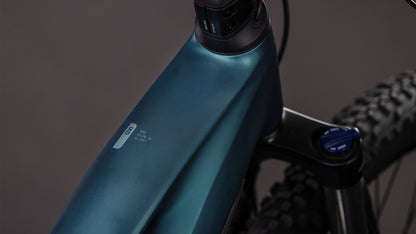 Nahaufnahme des CUBE Reaction Hybrid ONE 800 (2026) in royalgreen'n'prism, die das schlanke Oberrohr, die Federgabel, den integrierten 800-Wh-Akku, das dezente CUBE-Branding und einen Teil des knorrigen Vorderradreifens zeigt.