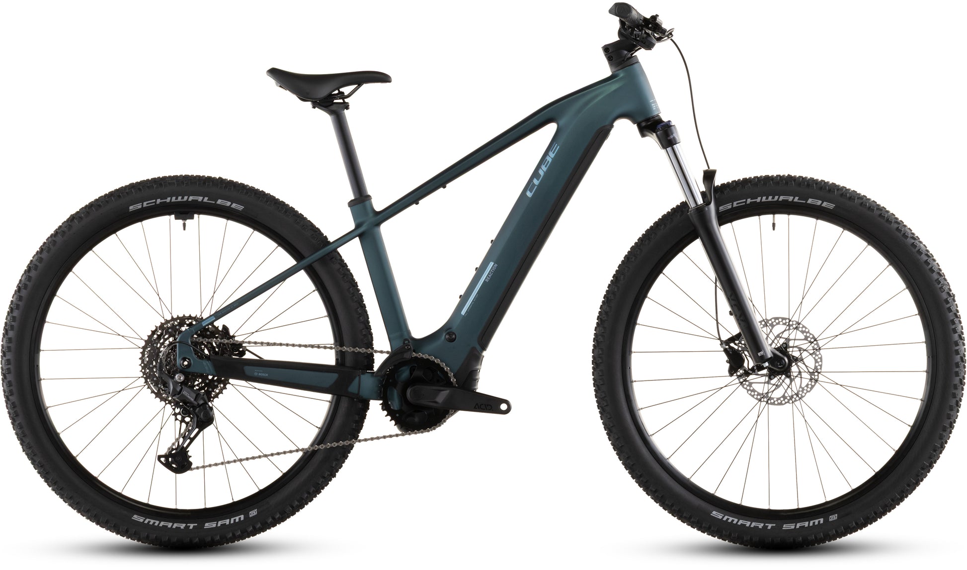 Ein CUBE Reaction Hybrid ONE 800 royalgreen'n'prism 2026 Elektro-Mountainbike mit schlankem Rahmen, Federgabel, dicken Stollenreifen und einem Bosch-Motor (800 Wh Akku), fotografiert von der Seite auf weißem Hintergrund.