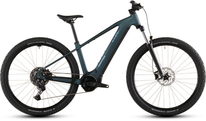 Ein CUBE Reaction Hybrid ONE 800 royalgreen'n'prism 2026 Elektro-Mountainbike mit schlankem Rahmen, Federgabel, dicken Stollenreifen und einem Bosch-Motor (800 Wh Akku), fotografiert von der Seite auf weißem Hintergrund.