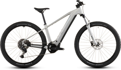 Das CUBE Reaction Hybrid ONE 800 sleekgrey'n'prism 2026 ist ein modernes Elektro-Mountainbike mit breiten Reifen, Federgabel und leistungsstarkem Bosch-Motor (800 Wh Akku), hier im Seitenprofil vor weißem Hintergrund.