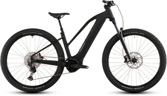 Das CUBE Reaction Hybrid Pro 800 blackline Trapeze 2026 ist ein schwarzes E-Mountainbike mit dicker Bereifung, Federgabel vorne, Durchstiegsrahmen, Bosch CX Antrieb und 800 Wh Akku im Profil auf weißem Grund.
