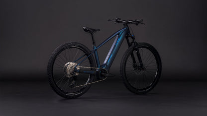 Das CUBE Reaction Hybrid Pro 800 nebular'n'dazzle 2026, ein dunkelblaues E-Mountainbike mit dicken Reifen, stabilem Rahmen, fortschrittlicher Schaltung und leistungsstarkem Bosch CX-Antrieb, steht vor einem schlichten dunklen Hintergrund.