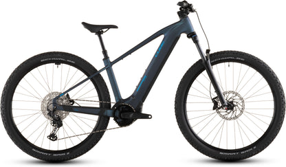 Das CUBE Reaction Hybrid Pro 800 nebular'n'dazzle 2026 ist ein modernes E-Mountainbike mit mattem, dunklem Rahmen, Vorderradfederung, dicken Offroad-Reifen, Bosch CX Antrieb, Scheibenbremsen und 10-Gang-Schaltwerk.