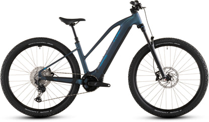Das CUBE Reaction Hybrid Pro 800 nebular'n'dazzle Trapeze 2026 E-Mountainbike verfügt über einen dunkelblauen Rahmen, einen Bosch CX-Antrieb, eine Vorderradaufhängung, Scheibenbremsen, breite Stollenreifen und einen integrierten 800-Wh-Akku im Unterrohr, der seitlich vor einem weißen Hintergrund abgebildet ist.