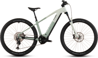 Das CUBE Reaction Hybrid Pro 800 desertstone'n'driedherbs 2026 ist ein modernes E-Mountainbike mit Stollenreifen, Federgabel, Bosch CX-Motor, Shimano XT 12-Gang-Schaltung und einem schnittigen Rahmen, hier im Profil auf weißem Hintergrund.