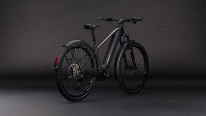 Das CUBE Reaction Hybrid Pro 800 FE blackline 2026 E-Mountainbike verfügt über dicke Reifen, Scheibenbremsen, einen eingebauten Akku, Schutzbleche vorne und hinten, ein sportlich-modernes Design und einen leistungsstarken Bosch CX-Motor - und das alles vor einem dunklen Hintergrund.