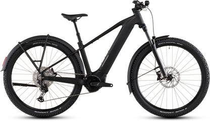 Das CUBE Reaction Hybrid Pro 800 FE blackline 2026 E-Bike hat einen mattschwarzen Rahmen, einen Bosch CX-Motor, Noppenreifen, eine Vorderradaufhängung, Gepäckträgerhalterungen, Schutzbleche und Scheibenbremsen, im Profil auf weißem Hintergrund.