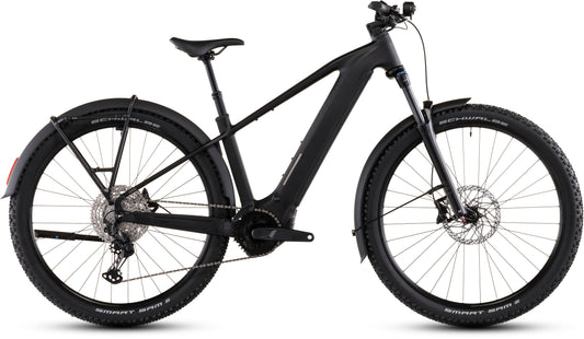 Das CUBE Reaction Hybrid Pro 800 FE blackline 2026 E-Bike hat einen mattschwarzen Rahmen, einen Bosch CX-Motor, Noppenreifen, eine Vorderradaufhängung, Gepäckträgerhalterungen, Schutzbleche und Scheibenbremsen, im Profil auf weißem Hintergrund.