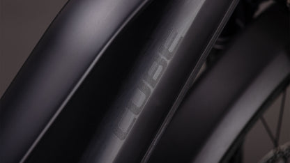 Nahaufnahme des CUBE Reaction Hybrid Pro 800 FE blackline Der mattschwarze Rahmen des Trapeze 2026 zeichnet sich durch ein dezentes Branding und schlanke Konturen aus. Die Beleuchtung betont die glatte Oberfläche und den leistungsstarken Bosch CX-Motor.