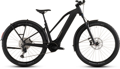 Das Cube Reaction Hybrid Pro 800 FE blackline Trapeze 2026 von CUBE ist ein mattschwarzes E-Bike mit Bosch CX-Motor, Noppenreifen, Federgabel, Schutzblech und integriertem Batterierahmen, dargestellt im Profil auf weißem Hintergrund.