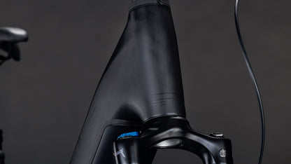 Nahaufnahme des CUBE Reaction Hybrid Pro 800 FE blackline Easy Entry 2026 mit mattschwarzem Rahmen und Federgabel. Glatte Linien, minimalistisches Design, ein sichtbares Kabel, Satteldetails und eine hochwertige Shimano XT 12-fach Schaltung vor einem dunklen Hintergrund.