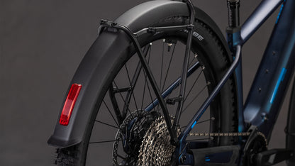 Nahaufnahme des Hinterrads eines CUBE Cube Reaction Hybrid Pro 800 FE nebular'n'dazzle 2026 E-Bike, mit schwarzem Schutzblech, rotem Reflektor, Shimano XT Schaltung und einem Teil des Rahmens vor einem dunklen Hintergrund.