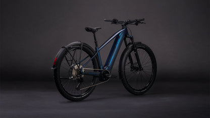 Das CUBE Reaction Hybrid Pro 800 FE nebular'n'dazzle 2026 ist ein elegantes E-Bike-Mountainbike mit dunkelblauem Rahmen, Bosch CX-Motor, breiten Reifen, Scheibenbremsen, Schutzblechen vorne und hinten und rotem Rückstrahler auf dunkelgrauem Hintergrund.