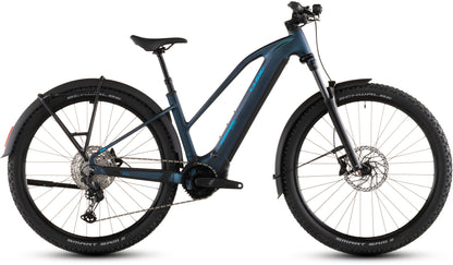 Das CUBE Reaction Hybrid Pro 800 FE nebular'n'dazzle Trapeze 2026 E-MTB verfügt über einen dunkelblauen Rahmen, einen Bosch CX-Motor, dicke Stollenreifen, eine Vorderradfederung, Scheibenbremsen, eine Shimano XT 12-Gang-Schaltung und zwei Schutzbleche; abgebildet im Seitenprofil auf Weiß.