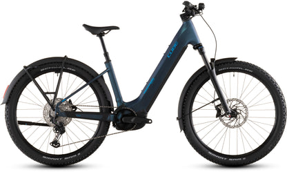 Das CUBE Reaction Hybrid Pro 800 FE nebular'n'dazzle Easy Entry 2026 ist ein modernes E-Bike mit blauem Step-Through-Rahmen, Bosch CX-Motor, Vorderradfederung, Scheibenbremsen, Schutzblechen, Stollenreifen, eingebautem Akku und Schaltwerk für vielseitiges Fahren.