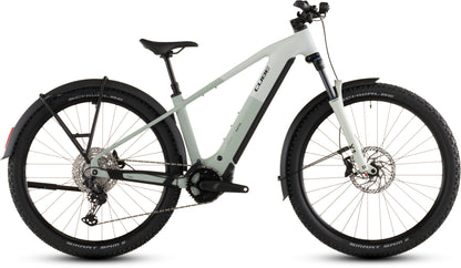 Das CUBE Reaction Hybrid Pro 800 FE desertstone'n'driedherbs 2026 ist ein modernes E-Bike mit dicken schwarzen Reifen, Vorderradaufhängung, Scheibenbremsen, Shimano XT-Schaltung, Schutzblechen und einem Bosch CX-Motor, hier im Profil auf weißem Hintergrund.