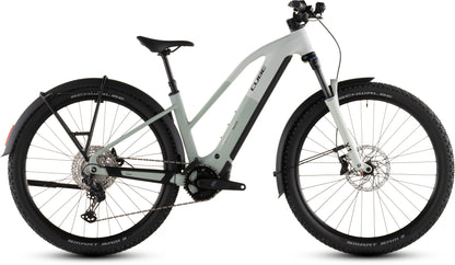 Das CUBE Reaction Hybrid Pro 800 FE desertstone'n'driedherbs Trapeze 2026 E-Bike verfügt über einen Bosch CX Motor, eine Shimano XT 12-fach Schaltung, einen schwarzen Sattel, breite Reifen, eine Vorderradfederung, Scheibenbremsen und Schutzbleche in einem modernen hellgrauen Profil.